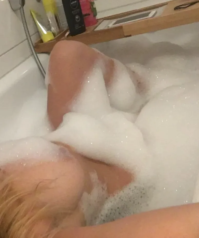 Julia, 20