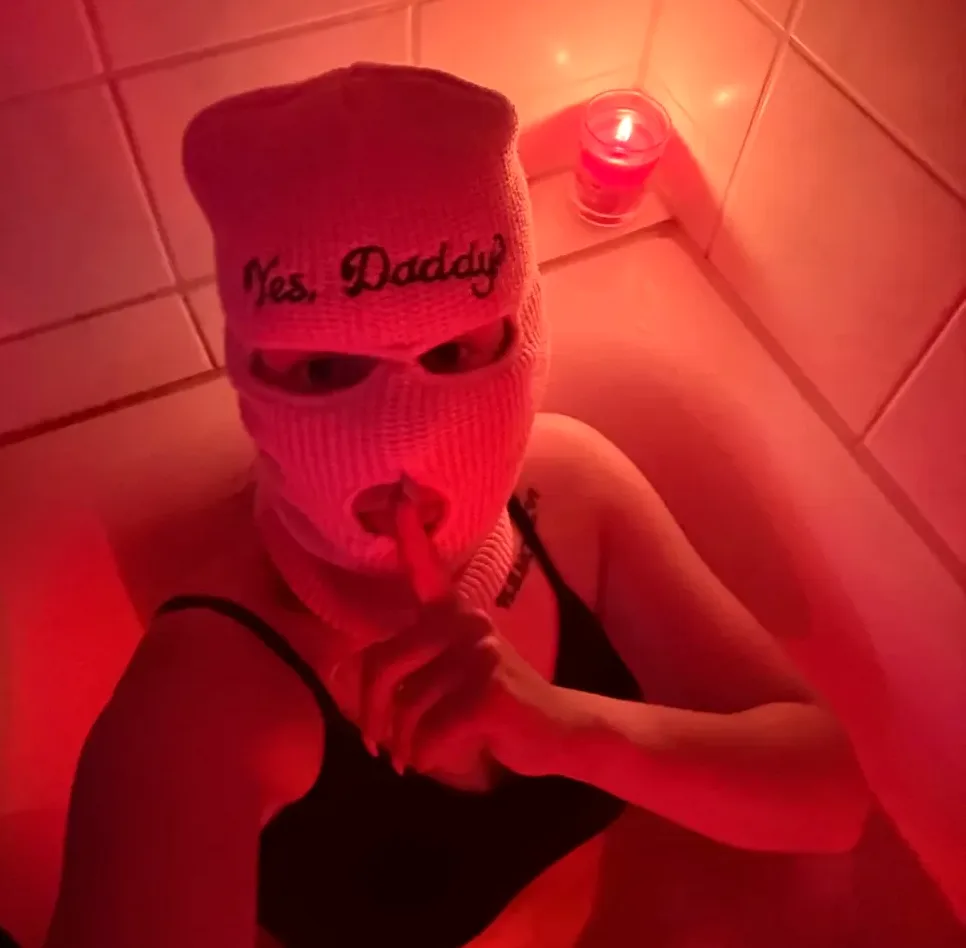 Nicole, 27